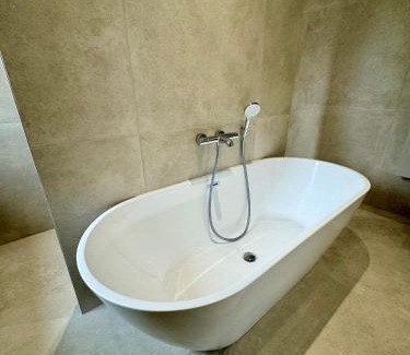 Genay House | Studio suite climatisé avec balcon, kitchenette équipée, douche, baignoire, wc et bureau