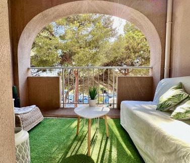 Toulon - Hyeres Apartment | Studio sur le port de Hyères - à 2min des plages, Clim & Balcon