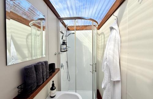 Richmond Apartment | Studio Twenty5, Unique Poolside Retreat Near Nelson