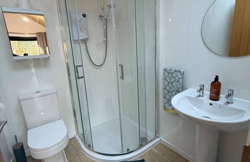 West Laroch Cabin | Studio with a ViewnBetween Glencoe and Fort William, close to the shore.