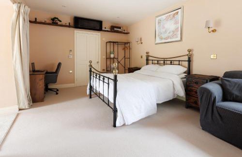Cromer Apartment | Studio with HotTub-Garden-PetsOK-Parking