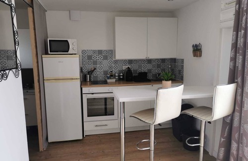 Saint-Jean-de-Fos Apartment | Studio with private outdoor space in a quiet location near the river