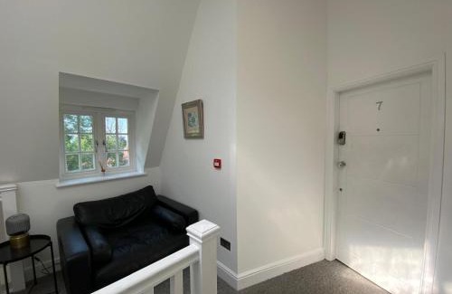 Tadworth Apartment | Stunning 1 Bed Apartment - Perfect for Couples or Solo Stays