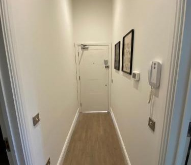Tadworth Apartment | Stunning 1 Bed Apartment - Perfect for Couples or Solo Stays