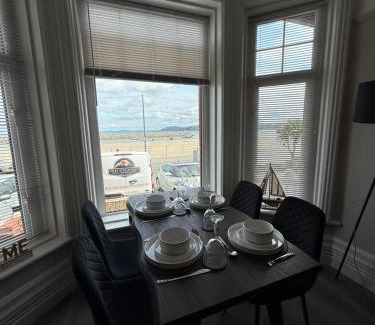 Rhos on Sea Apartment | Stunning 2 Bedroom Ground Floor Sea View Apartment