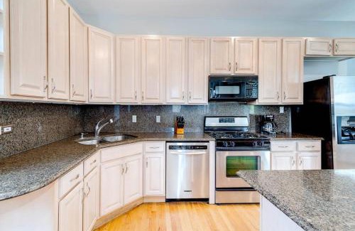 Pulaski Park Apartment | Stunning 2 Floor Penthouse Downtown