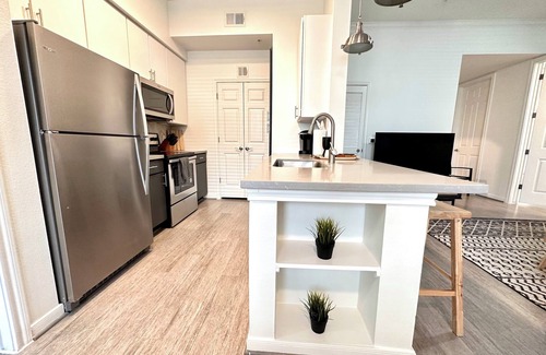 Midtown Apartment | Stunning 2Bd/2bath apt in the heart of Midtown with pool, gym and office space!