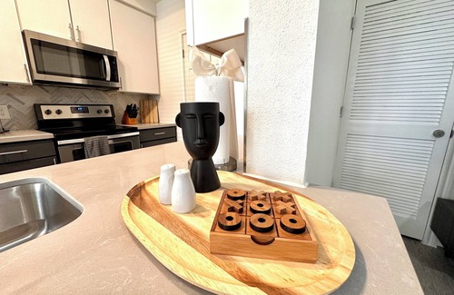 Midtown Apartment | Stunning 2Bd/2bath apt in the heart of Midtown with pool, gym and office space!