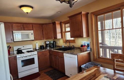 Upson House | Stunning 3 bed/2bath Cottage with lake frontage. Winter ski in/out Whitecap Mtn