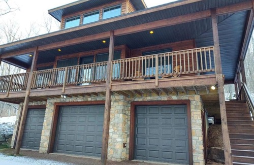 Upson House | Stunning 3 bed/2bath Cottage with lake frontage. Winter ski in/out Whitecap Mtn