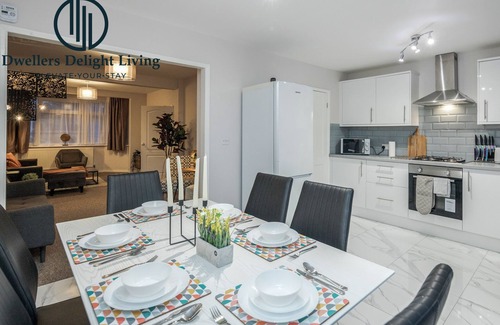 Hainault House | Stunning ☆ 3 Bedroom ☆ 2 Bath house Hainault/Greater London☆
