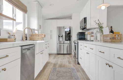 Garden Grove House | Stunning 3bed/2b Family Oasis with Golf Green Near Disney and Beaches