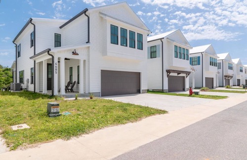 Orange Beach House | Stunning 3br/2.5ba, Pet Friendly, Sleeps 12