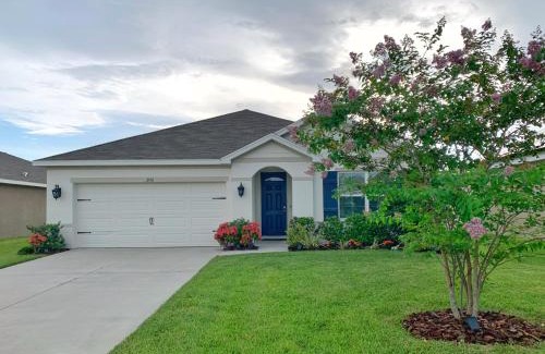 Bradenton House | Stunning 3BR Modern Retreat, 20min to Beaches & Downtown, Pondside Bliss