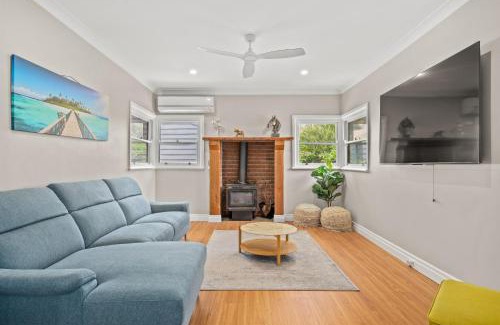 Tuggerawong House | Stunning 4-Bed with Garden and Swimming Pool