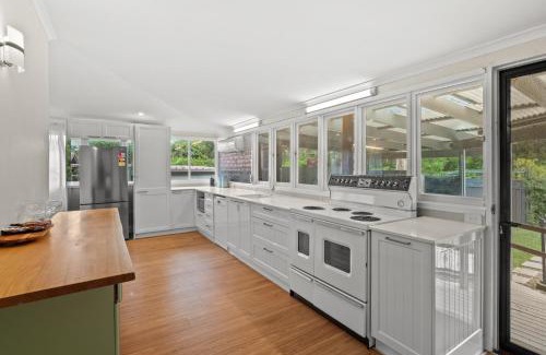 Tuggerawong House | Stunning 4-Bed with Garden and Swimming Pool