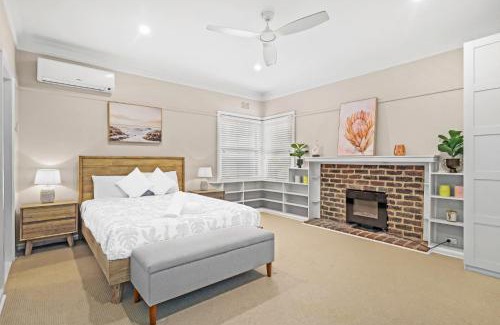 Tuggerawong House | Stunning 4-Bed with Garden and Swimming Pool