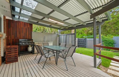 Tuggerawong House | Stunning 4-Bed with Garden and Swimming Pool