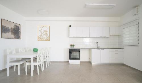 Kiryat Bialik Apartment | stunning 4-bedrooms on the 18th floor BY MadrigalRentals