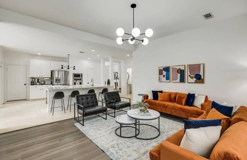 Rowlett House | Stunning 6BR, Pool - Great for Big Groups