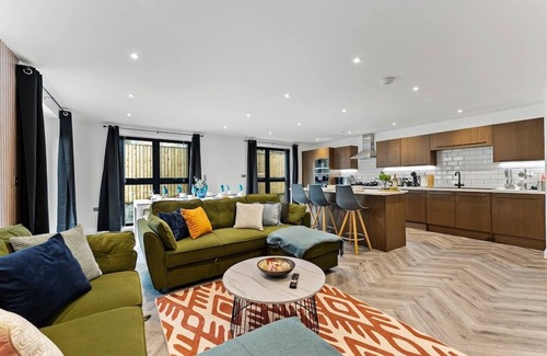 Leeds City Center Apartment | Stunning Abode in Leeds - Games Room - Parking