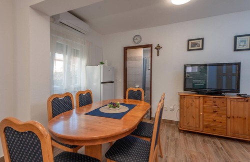 Zdrelac Apartment | Stunning apartment in Zdrelac with WiFi