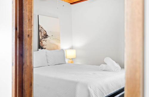 Bay Park Villa | Stunning Bay Views with Pickleball and Hot Tub