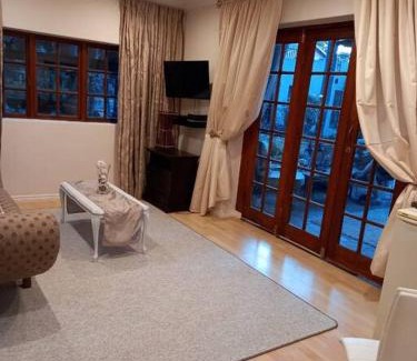 Germiston Apartment | Stunning BnB in Gorgeous Garden Setting