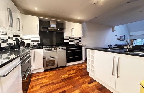 Stamford House | Stunning, Chic 3-4 Bed House! 4 Storeys