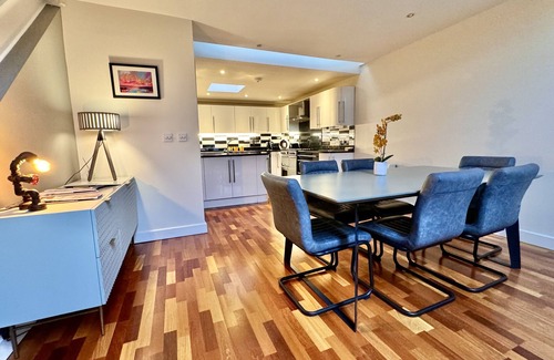 Stamford House | Stunning, Chic 3-4 Bed House! 4 Storeys