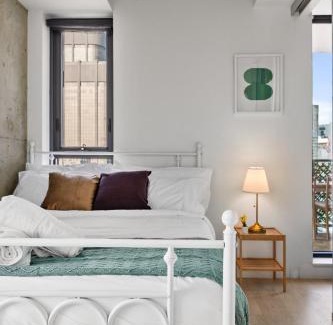 Connaught Apartment | Stunning City Views Earthy Vibes WFH