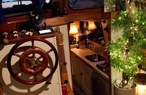 Bourne End Boat Rental | Stunning Classic Dutch Barge near historic Henley & Marlow