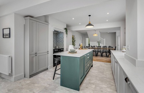 Cromer House | Stunning coastal 6/bed house w/parking & garden