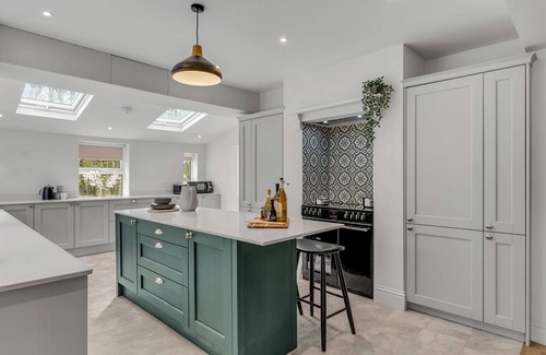 Cromer House | Stunning coastal 6/bed house w/parking & garden