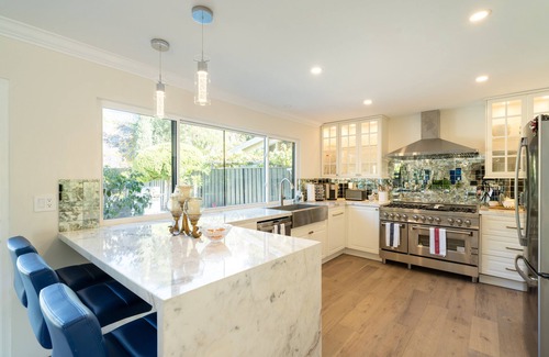 Bay Ho House | Stunning custom all new resort like, 5 luxury Private heated pool, near beach