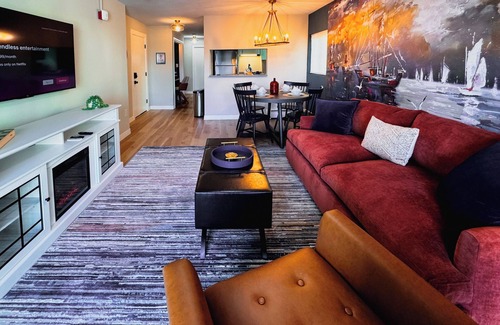 Beverly Apartment | Stunning Design ~ Fireplace ~ Custom Desk ~ Balcony