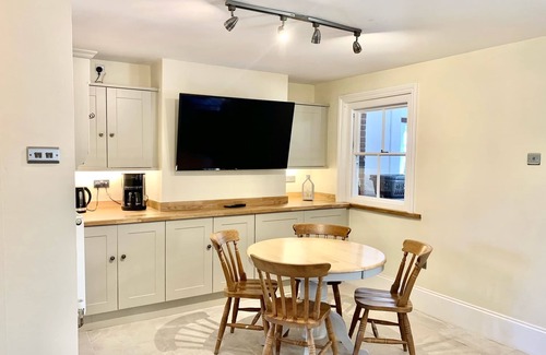 Cowbeech Villa | Stunning Estate sleeps 22 private parking & garden