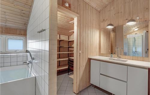 Oster Somarken House | Stunning Home In Aakirkeby With Wifi