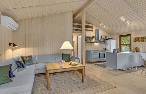 Farvang House | Stunning home in Fårvang with WiFi