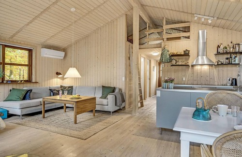 Farvang House | Stunning home in Fårvang with WiFi