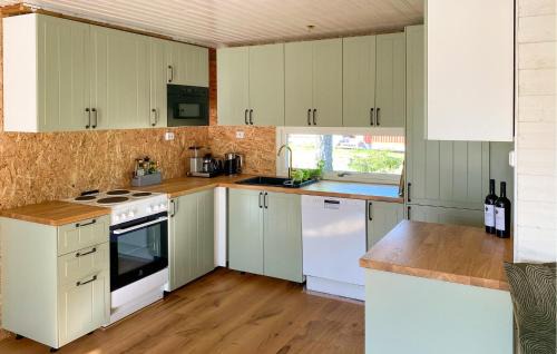 Oskarshamn Municipality House | Stunning Home In Figeholm With Kitchen