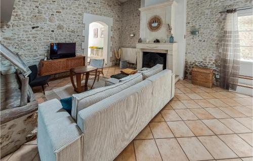 Medis House | Stunning Home In Médis