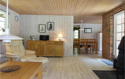 Dueodde House | Stunning Home In Nexø With Wifi