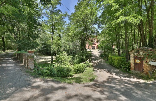 Terranuova Bracciolini Villa | Stunning private villa with WIFI, hot tub, A/C, private pool, TV, patio and pets allowed