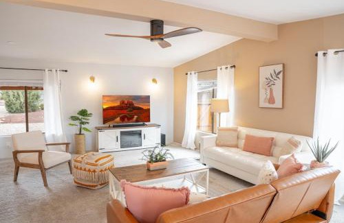 West Sedona House | Stunning Javelina Hideaway with Hot Tub and King Bed