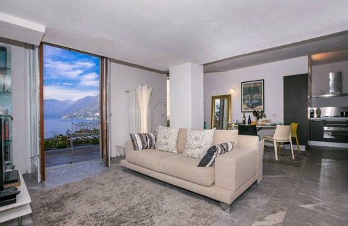 Riva Apartment | STUNNING LAKE VIEWS