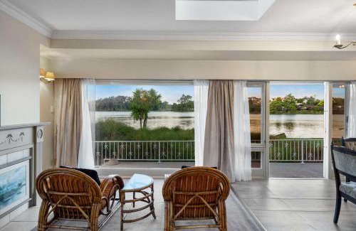 Hamilton Lake House | Stunning Lake Views & Hospital Location