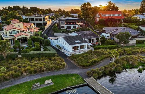 Hamilton Lake House | Stunning Lake Views & Hospital Location