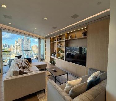 Riverside Apartment | Stunning Large Luxury Penthouse by Tower Bridge Best Views Sleeps 8 People