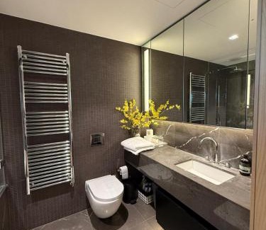 Riverside Apartment | Stunning Large Luxury Penthouse by Tower Bridge Best Views Sleeps 8 People